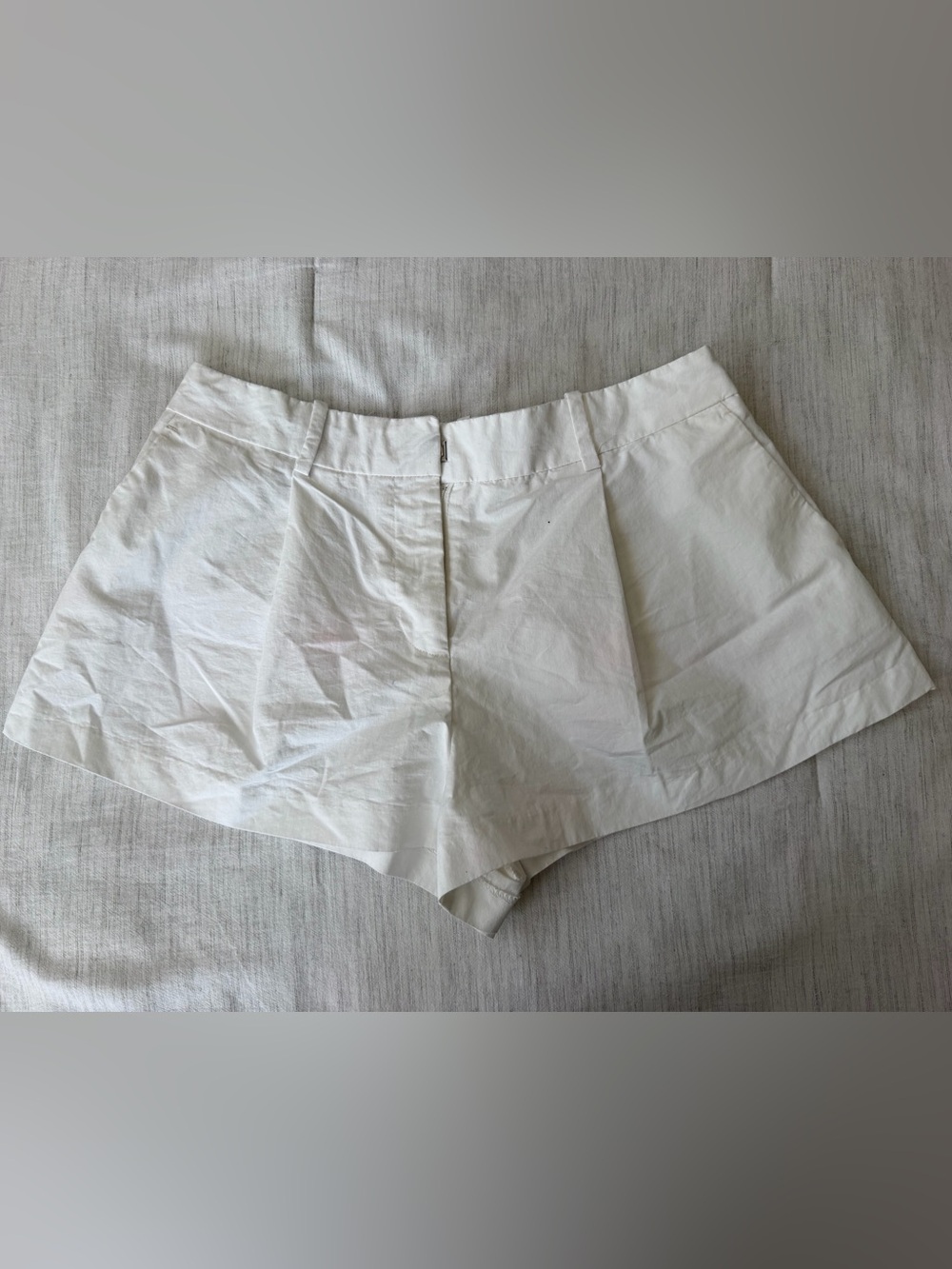 Zara White High-Waist Pleated Shorts - Picture 1 of 3